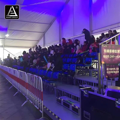 สนามเด็กเล่นของโรงเรียน ที่นั่งอัฒจรรย์แบบฉัตร